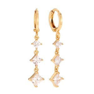 Sprankelende goudkleurige oorringen met drie parelmoer glanzende stenen, perfect voor luxe sieradenliefhebbers.