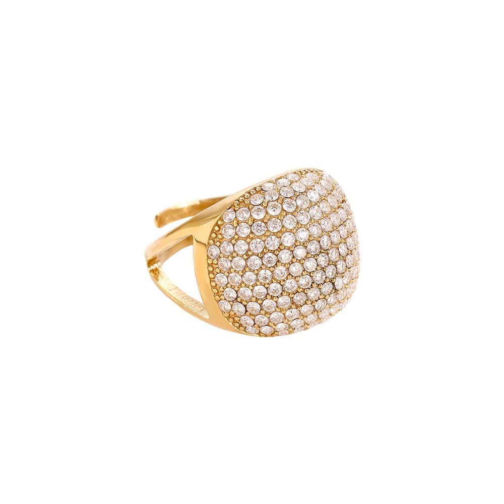 Gouden ring met pavé diamanten en elegante ontwerp voor stijlvolle sieradenstijl.