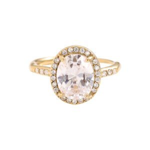 1. Gouden ring met grote ovale diamant en briljanten rondom, elegant en luxueus.