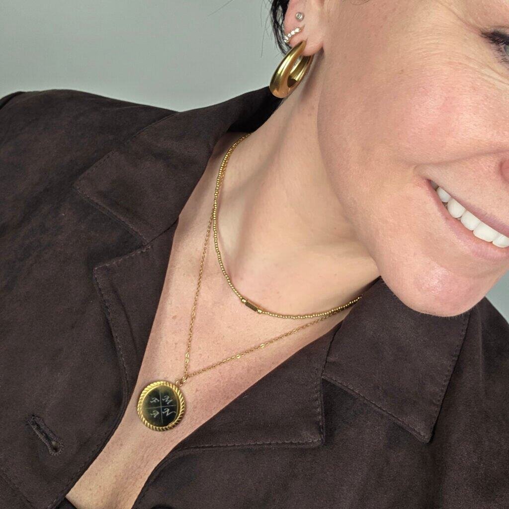 Elegante gouden sieraden met horoscoophanger en oorbellen, perfect voor stijlvolle dames.