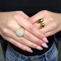 Gouden sieraden met parel- en diamantaccent, stijlvolle fine jewelry.