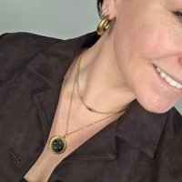 Elegante gouden sieraden met horoscoophanger en oorbellen, perfect voor stijlvolle dames.